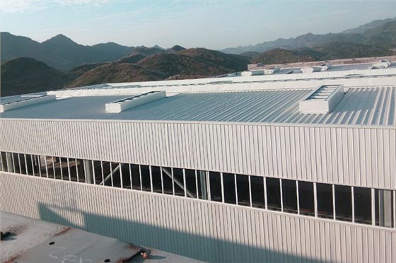 對于氫氟酸等較強的酸性環(huán)境，屋頂自然通風器應采用哪種防腐方式？